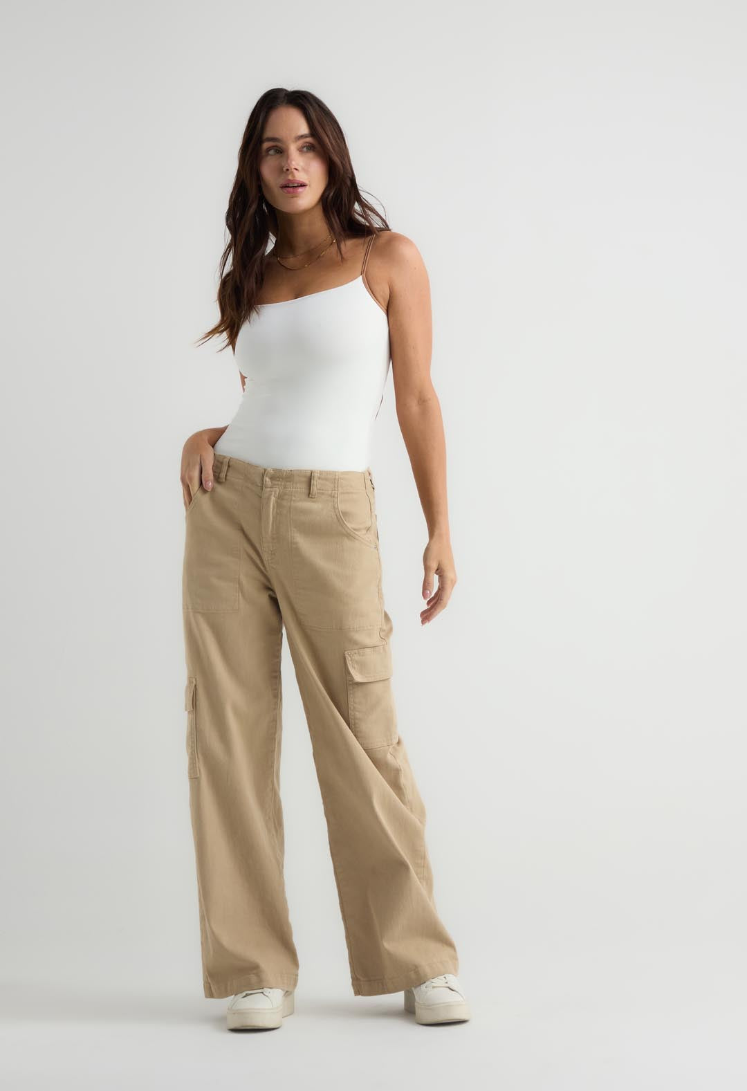 Pantalón cargo taupe bota ancha para mujer