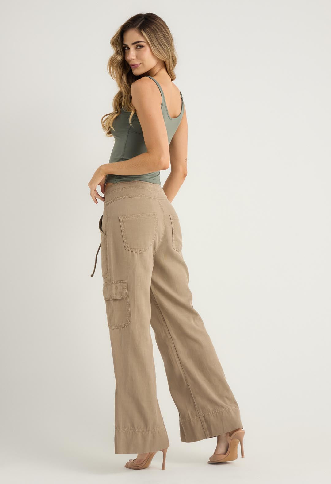Pantalón taupe oscuro con bolsillos para mujeres