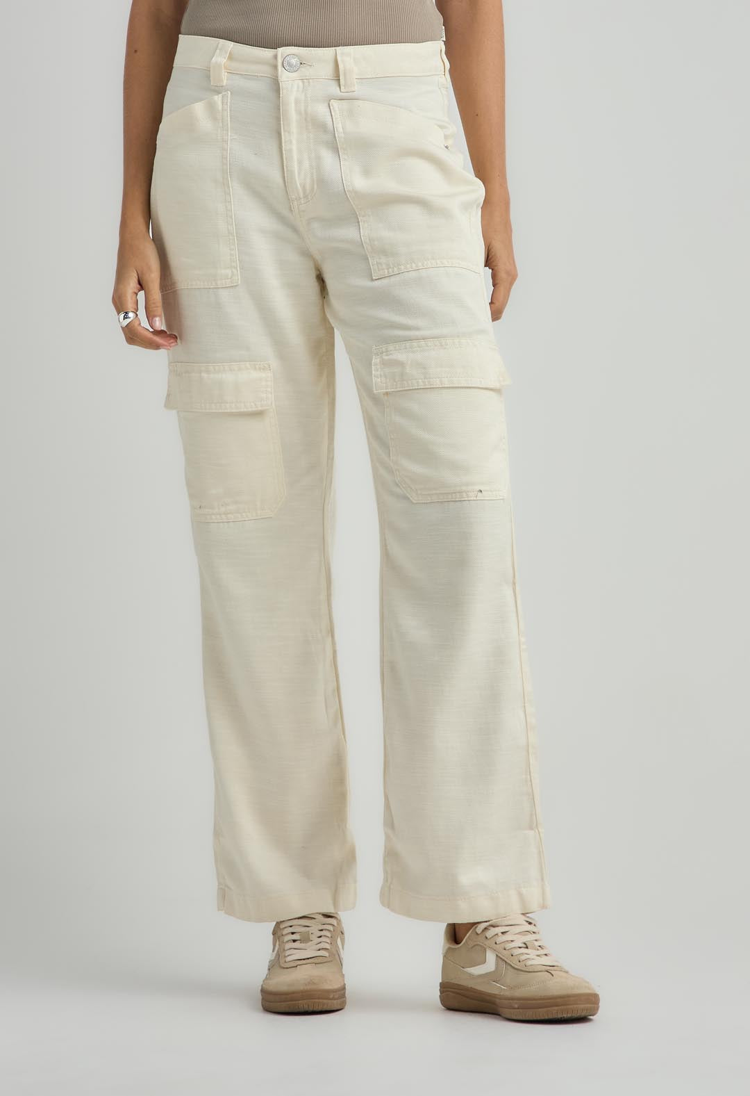 Jean cargo marfil con bota recta para mujer