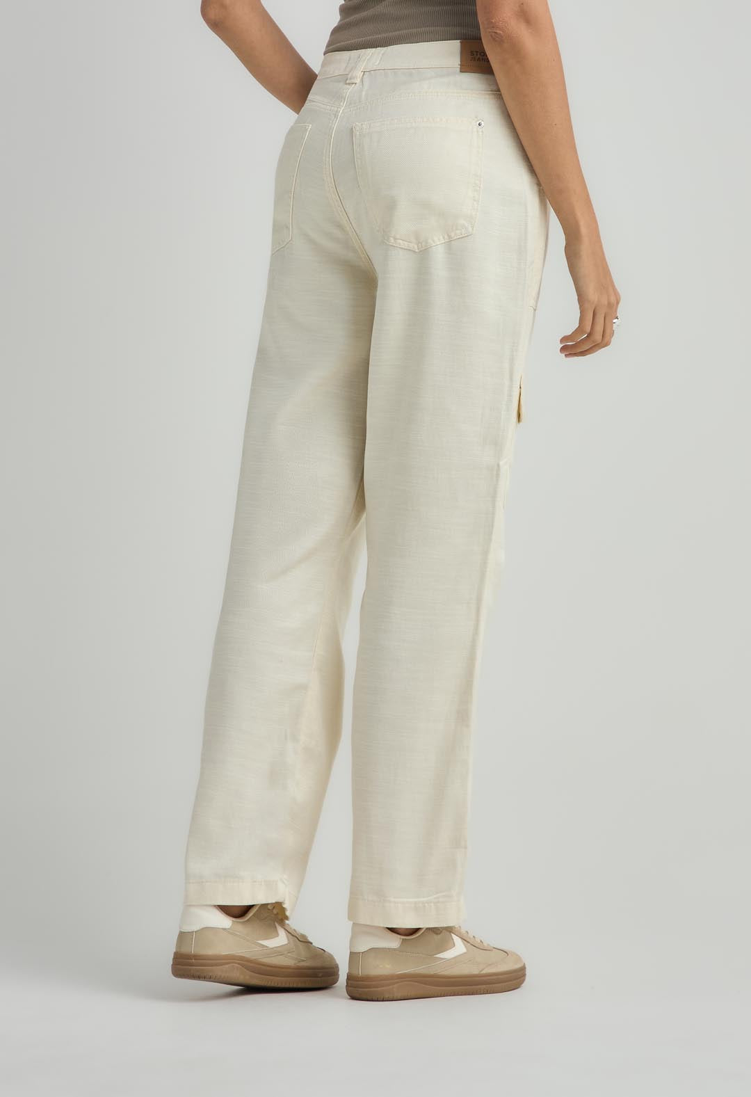 Jean cargo marfil con bota recta para mujer