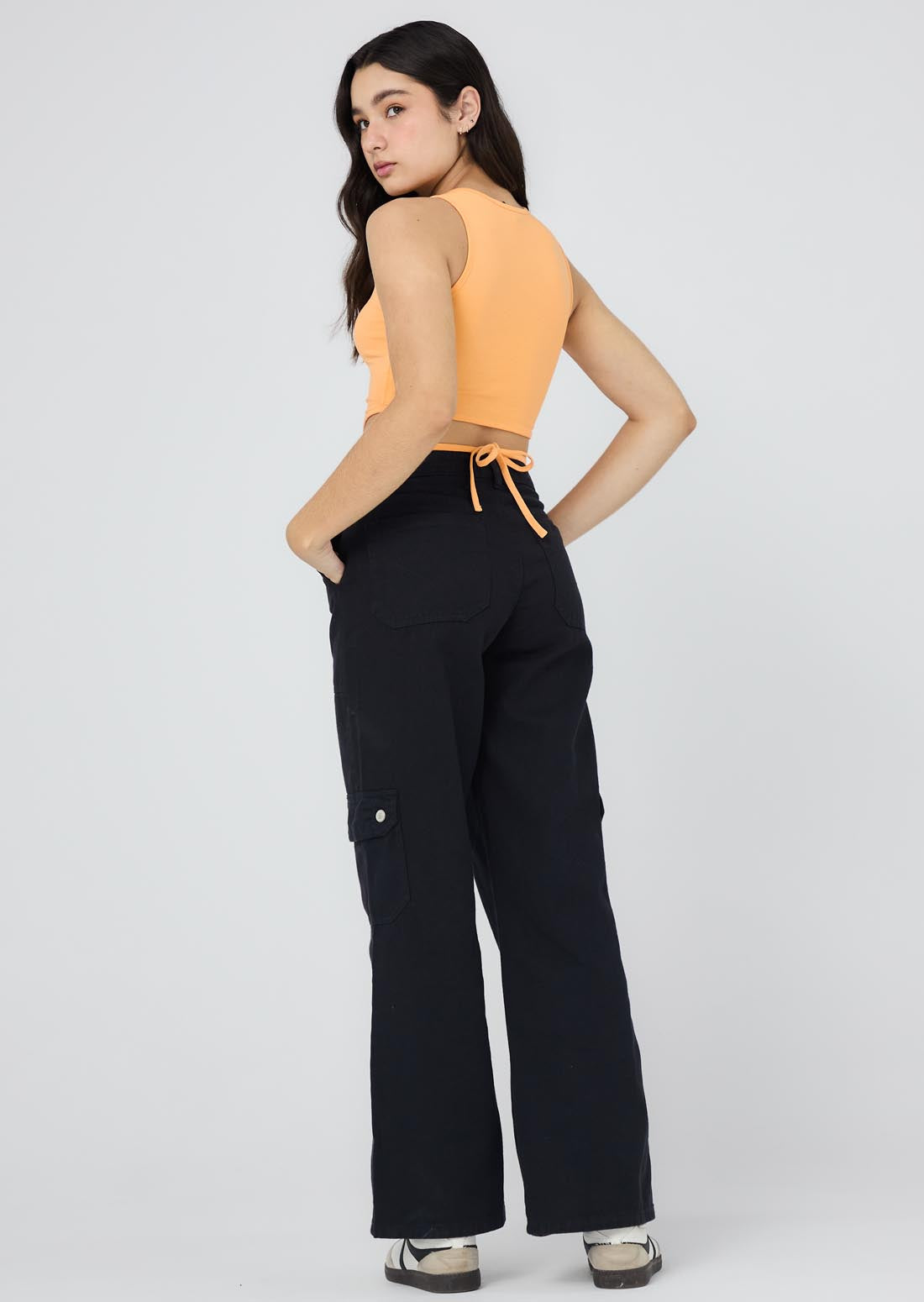 Pantalón cargo negro tiro alto para jóvenes