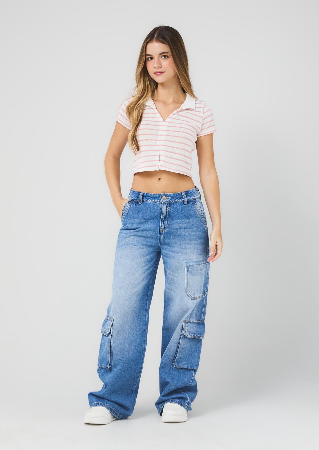 Jean cargo tono medio con bolsillos en costados para jóvenes