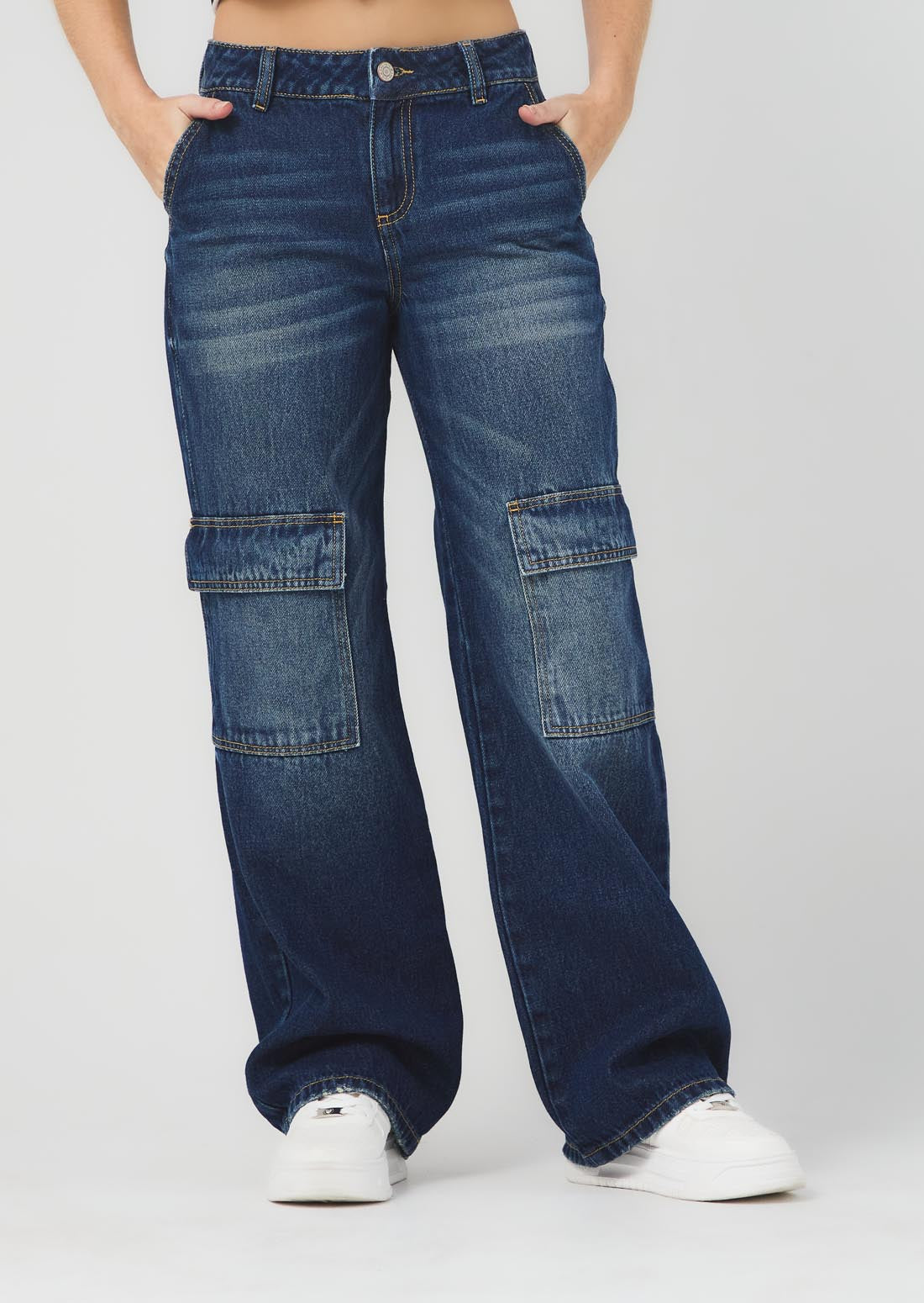 Jean cargo tiro bajo tono medio oscuro para jóvenes