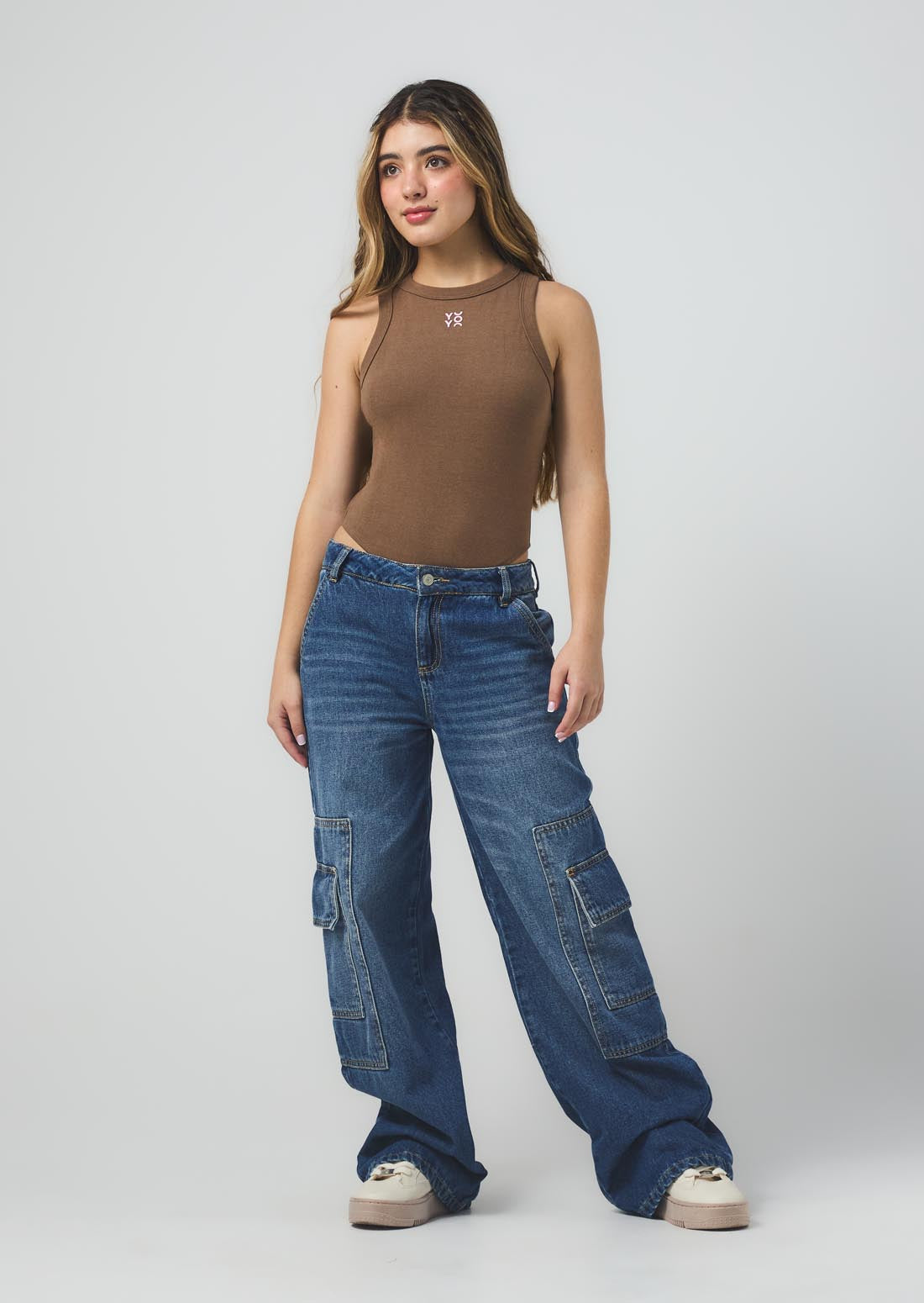 Jean cargo tono medio oscuro con parches en costados para jóvenes