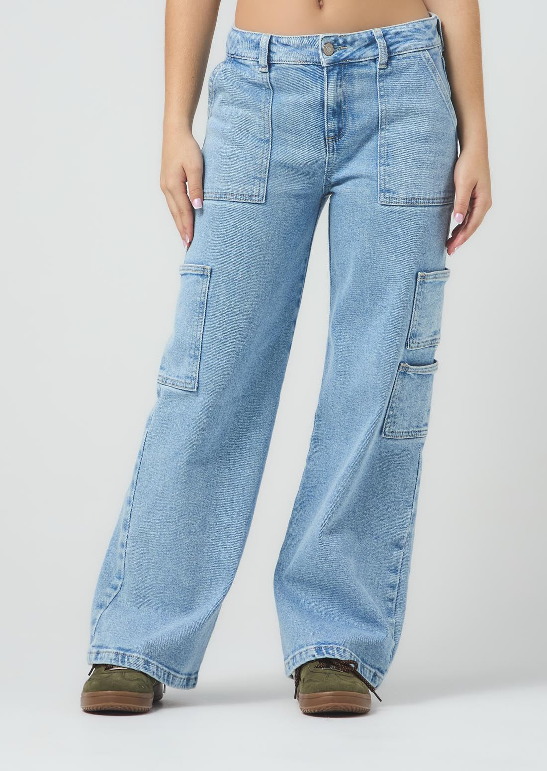 Jean cargo claro con bolsillos en los costados para jóvenes