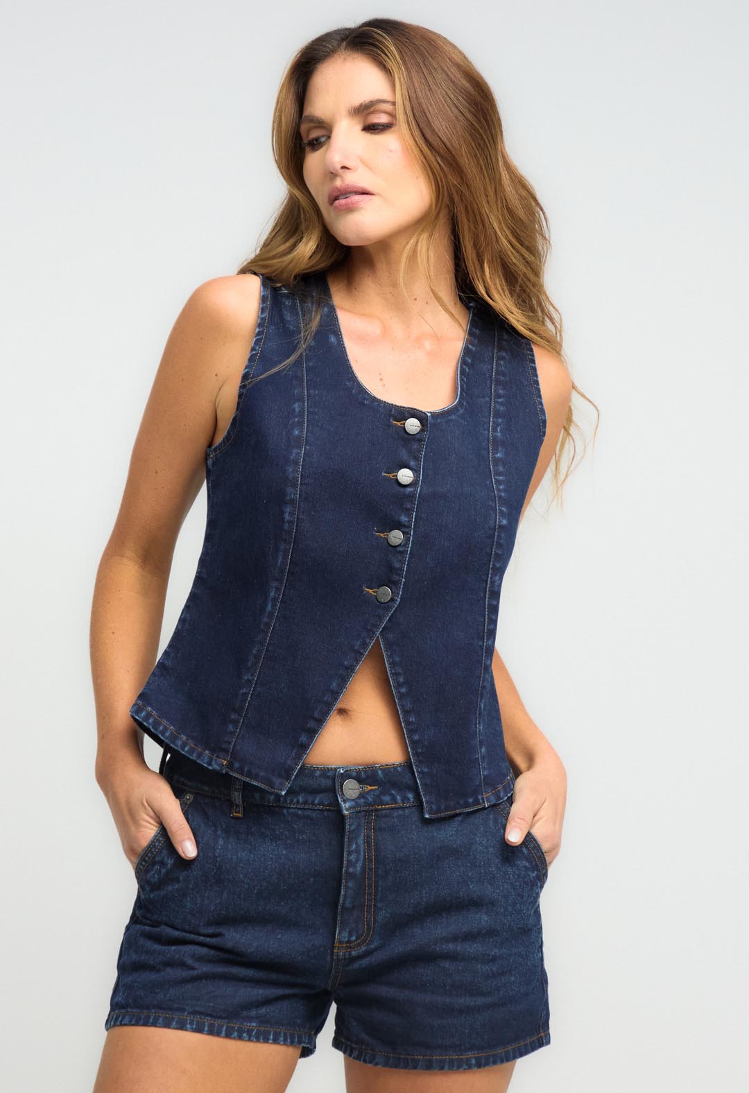 Chaleco oscuro con detalle en frente para mujeres