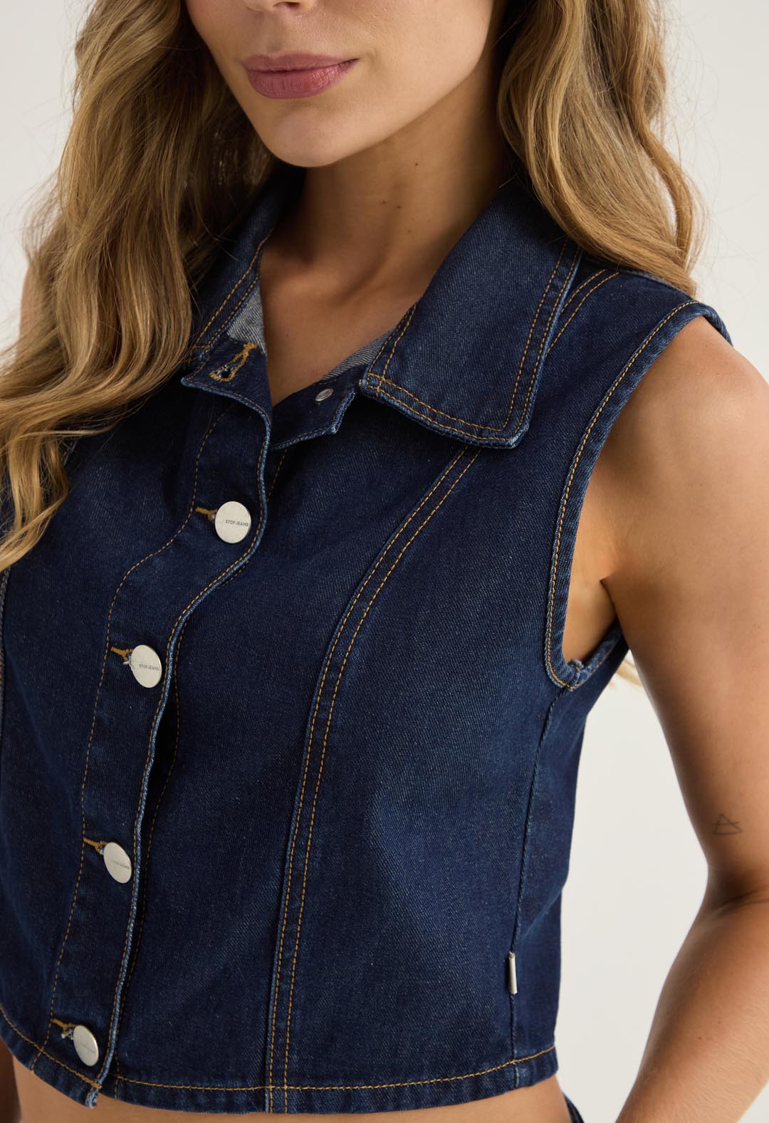 Chaleco lavado oscuro con cortes en frente para mujer