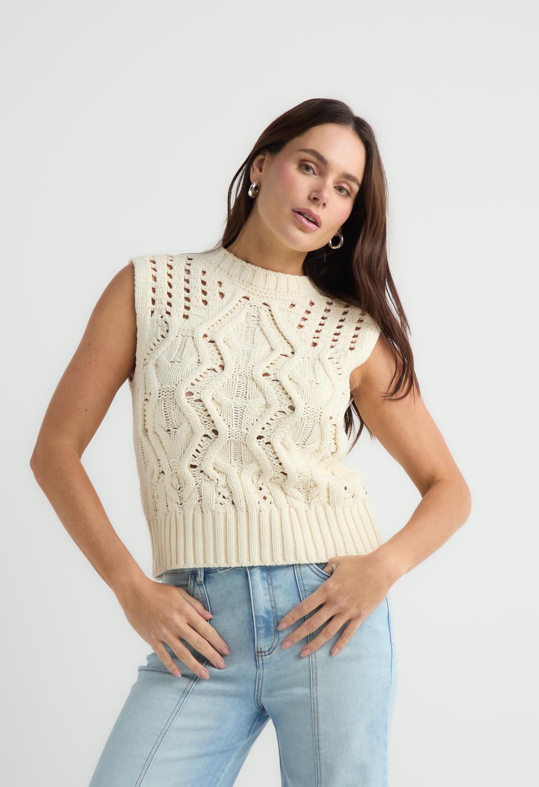 Chaleco marfil tejido con cuello redondo para mujer