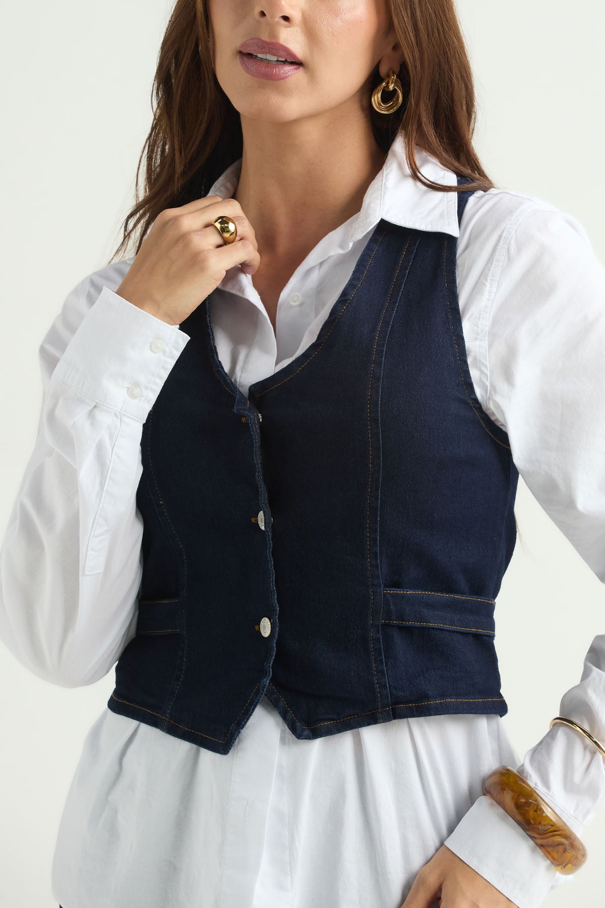 Chaleco oscuro con cruce delantero para mujer