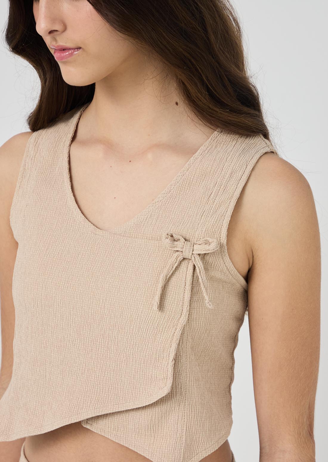 Chaleco arena con frente cruzado para jóvenes