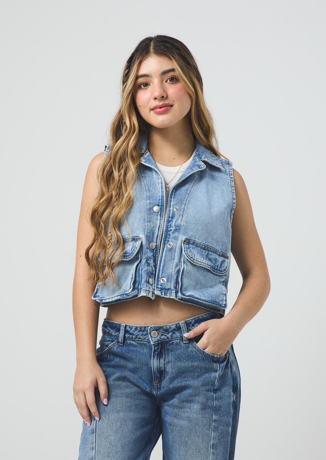 Chaleco tono claro con bolsillos cargo para jóvenes