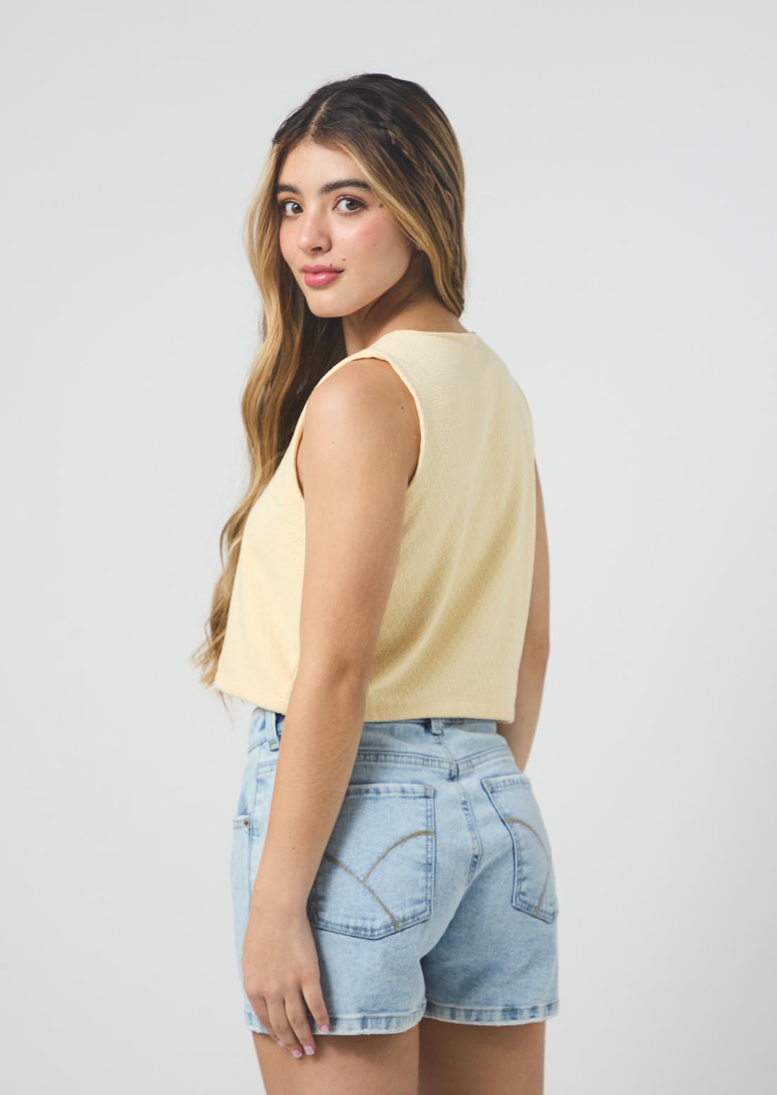 Chaleco amarillo pastel con botón en frente para jóvenes