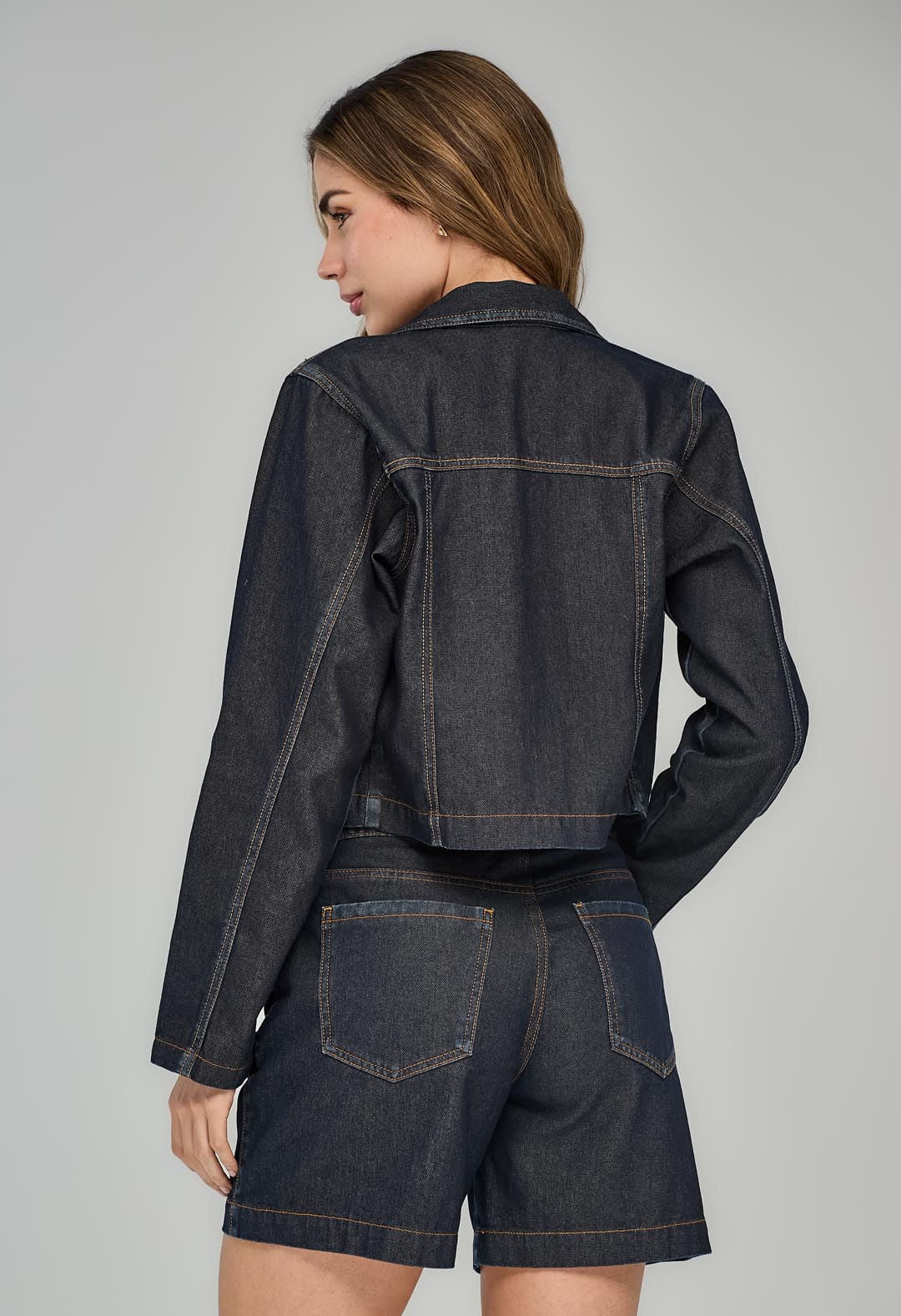 Chaqueta oscura con bolsillos tipo parche para mujeres