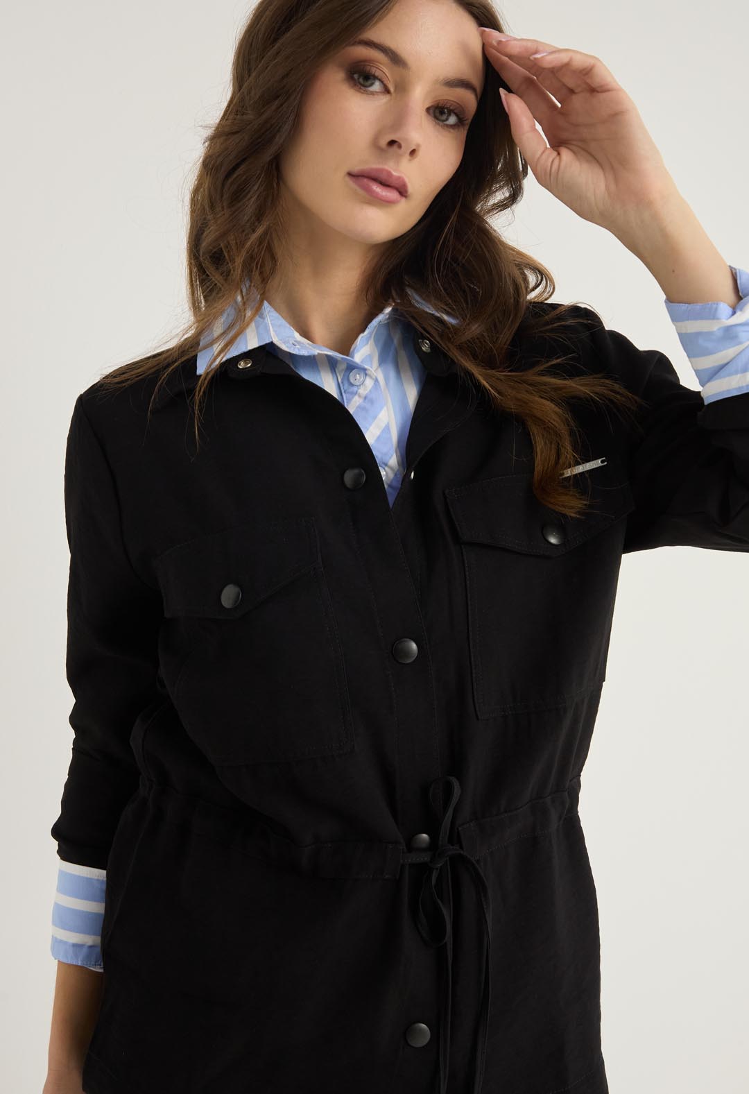 Chaqueta negra con bolsillos en frente para mujeres