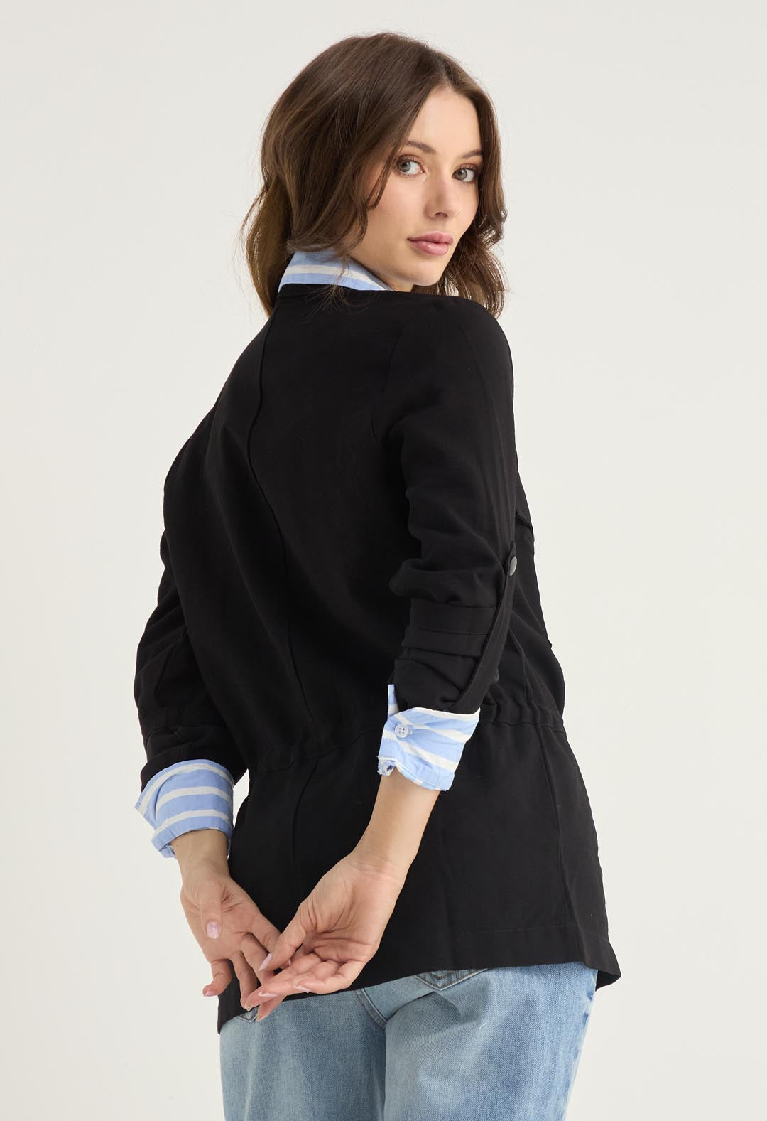 Chaqueta negra con bolsillos en frente para mujeres