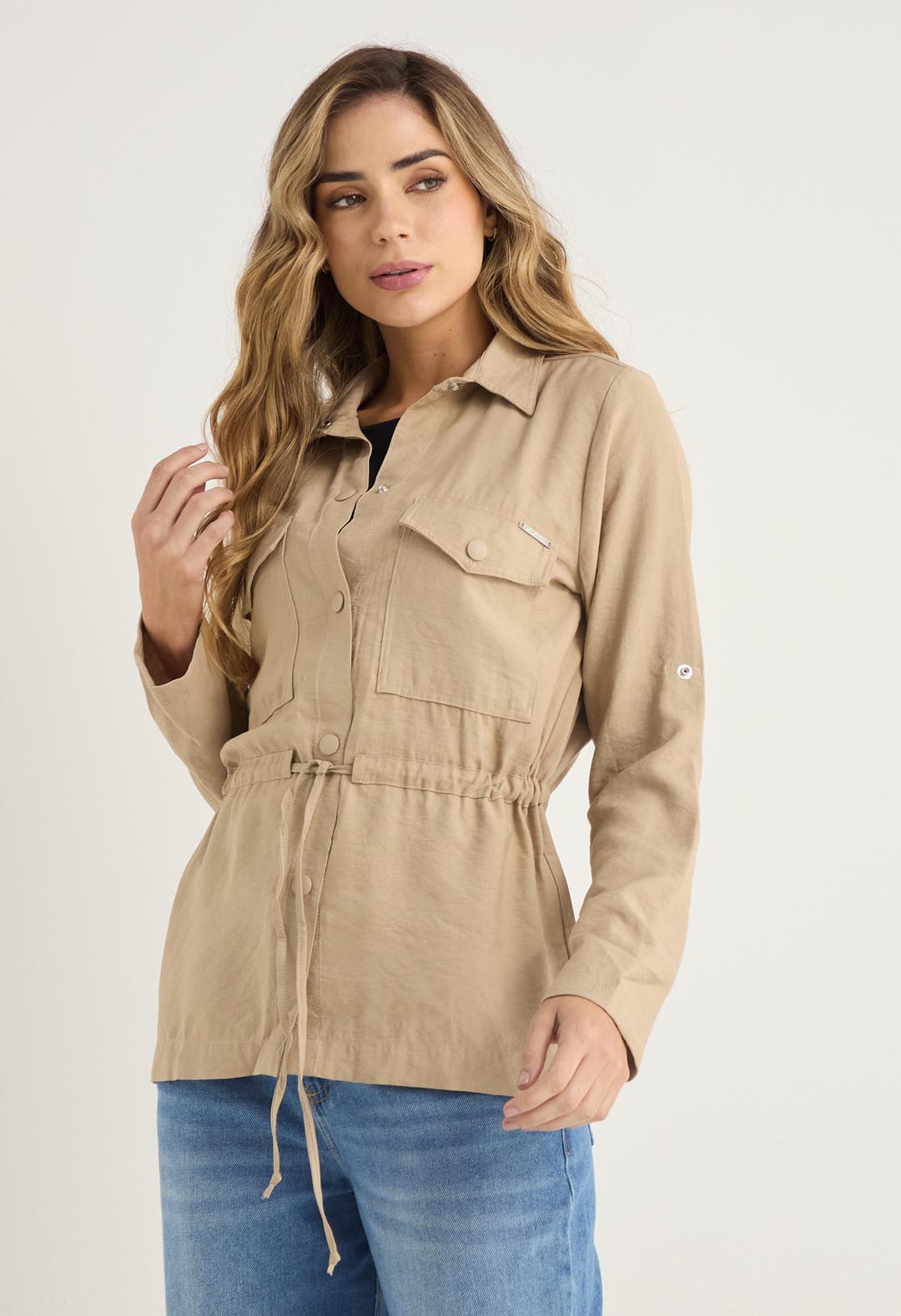 Chaqueta arena con bolsillos en frente para mujeres