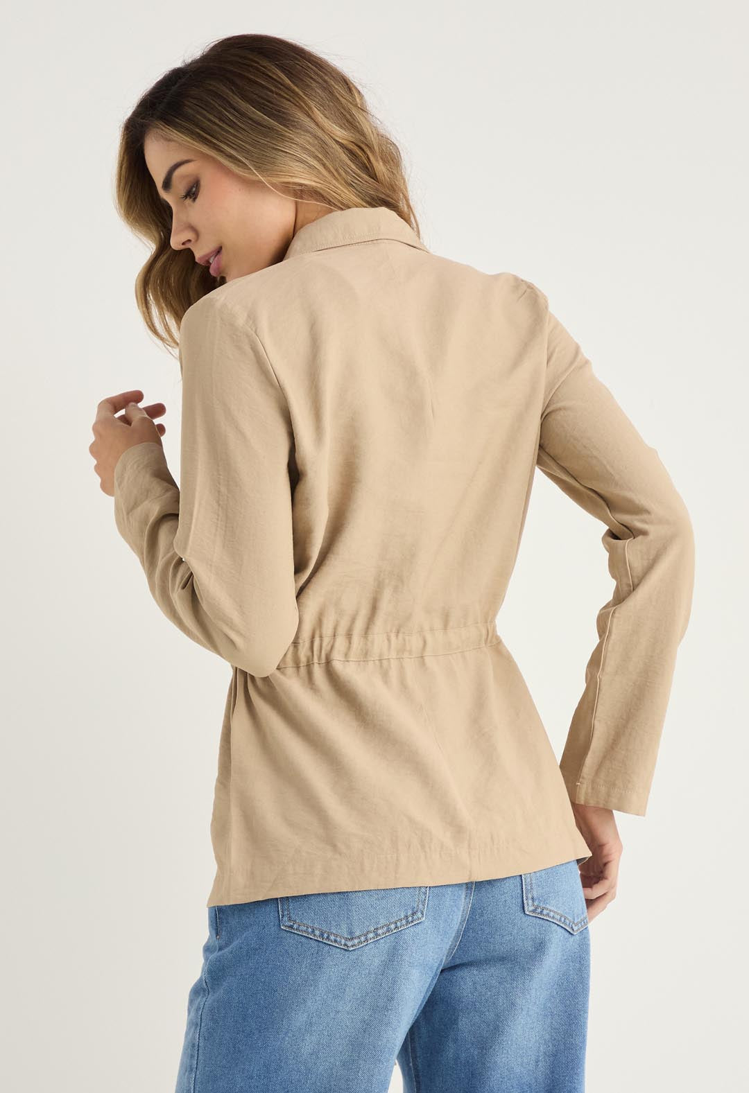 Chaqueta arena con bolsillos en frente para mujeres