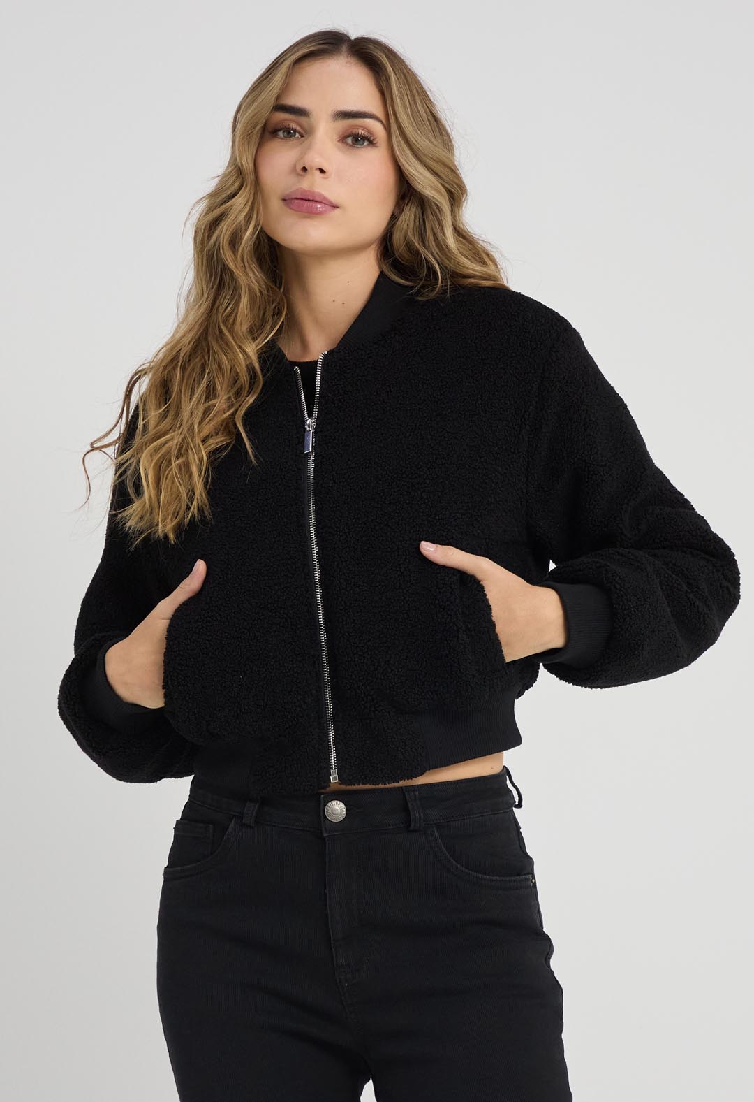 Chaqueta negra con cremallera para mujer