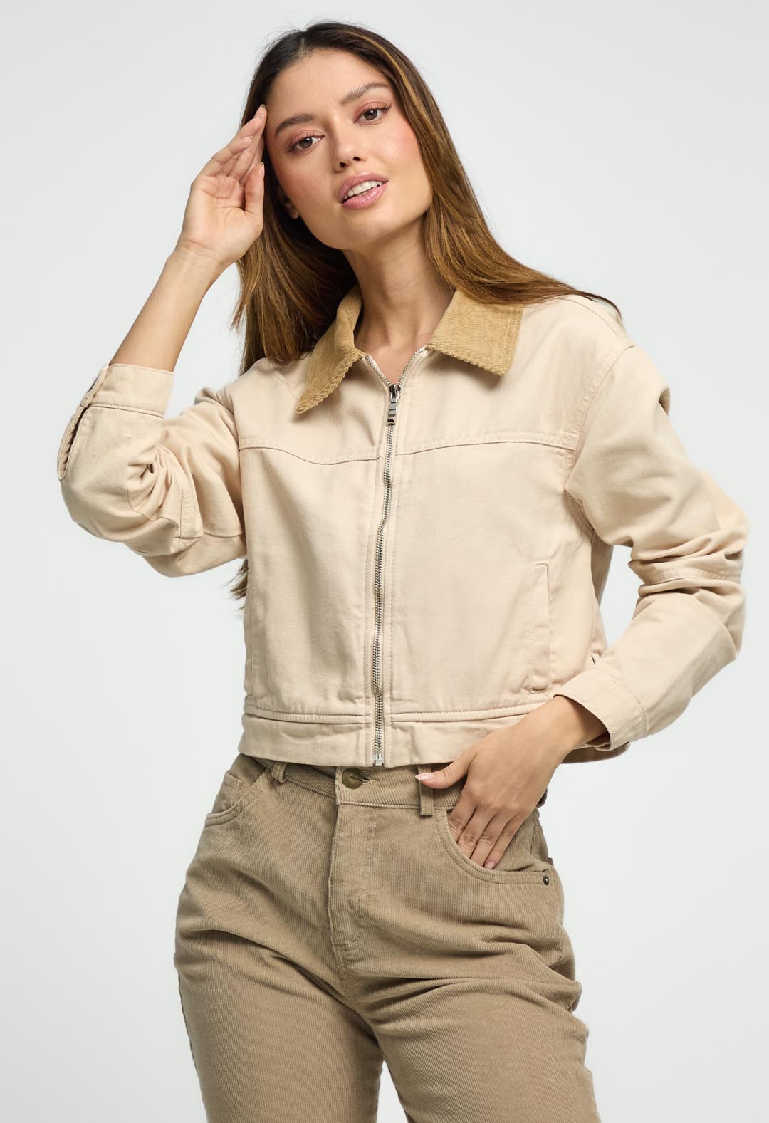 Chaqueta arena con cuello en corduroy para mujeres