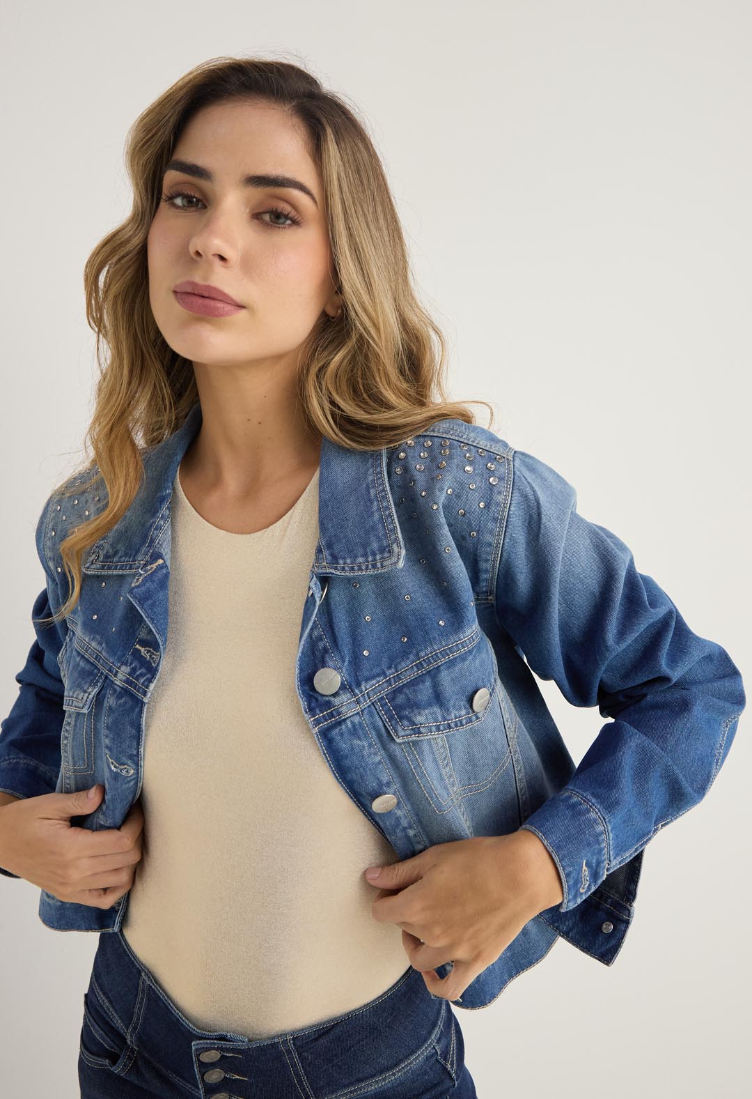 Chaqueta lavado medio con apliques en piedras para mujer