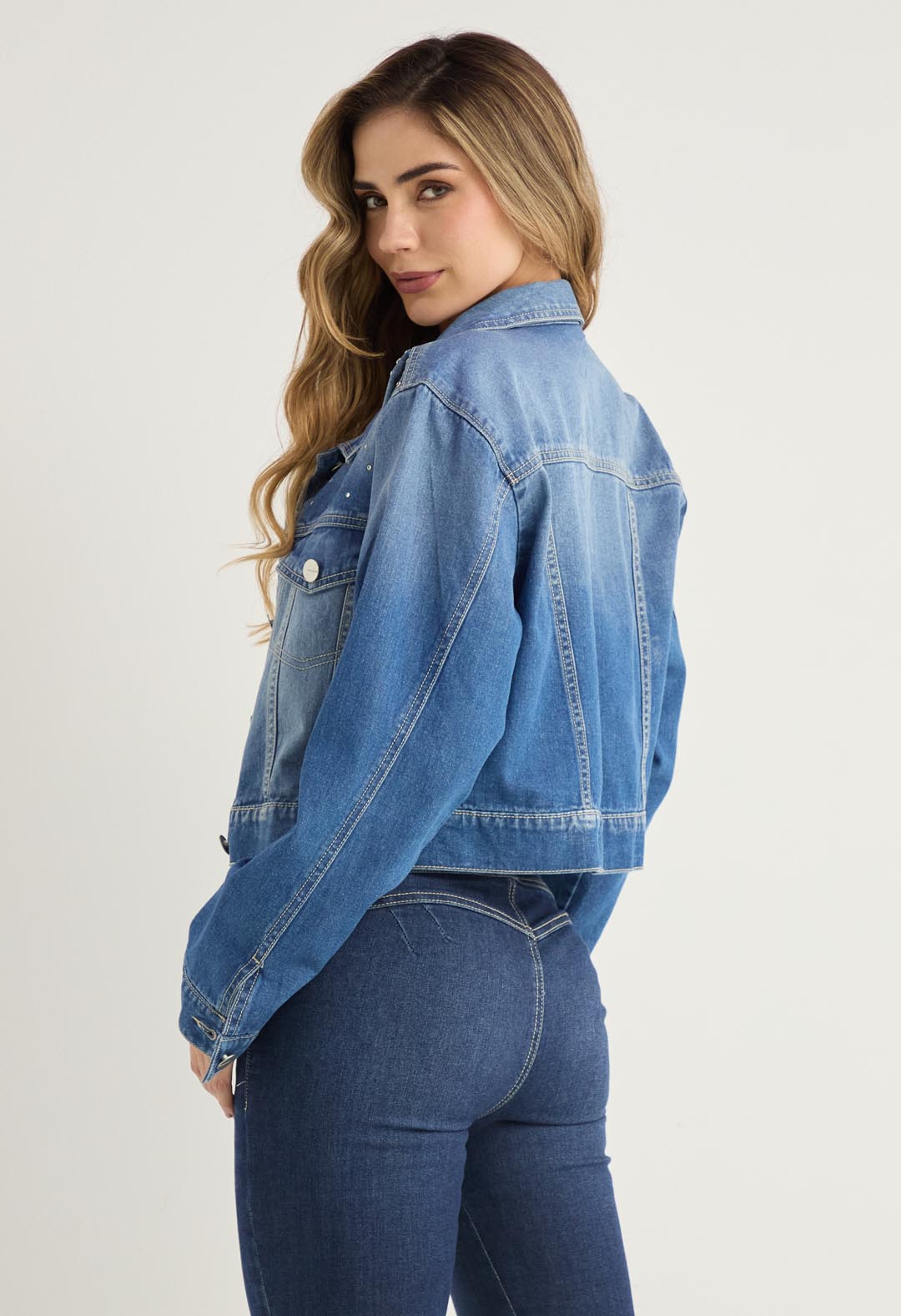 Chaqueta lavado medio con apliques en piedras para mujer
