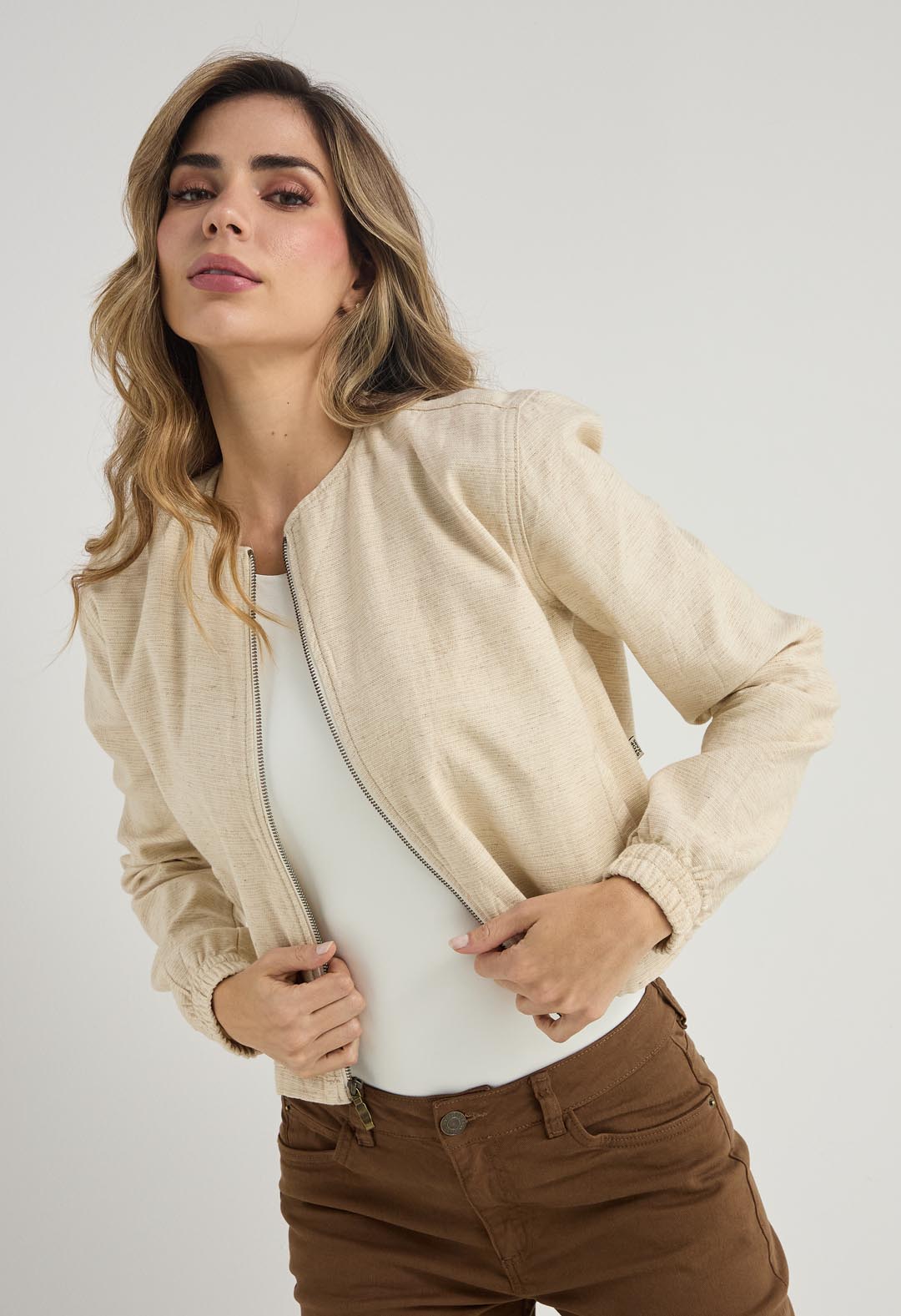 Chaqueta arena en lino bordada para mujer