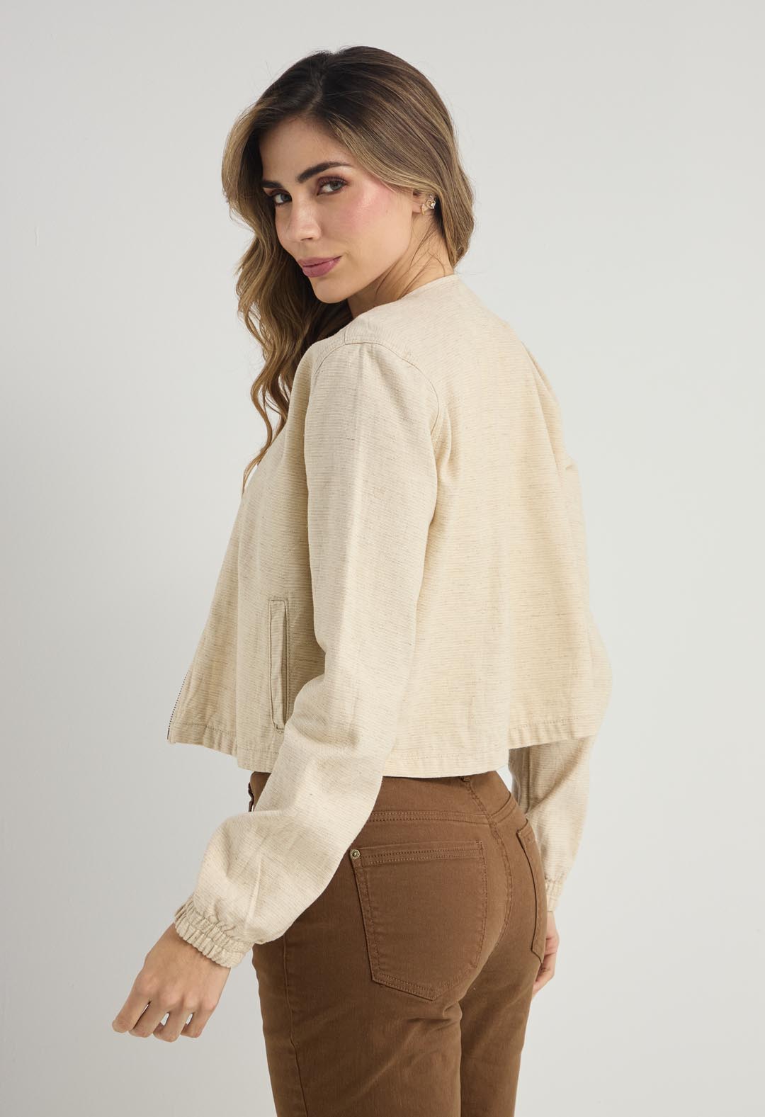 Chaqueta arena en lino bordada para mujer