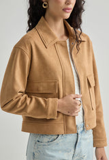 Chaqueta café con bolsillo tipo parche para mujer