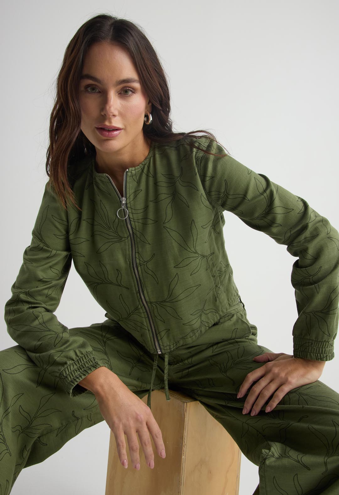 Chaqueta manga larga verde efecto lino para mujer
