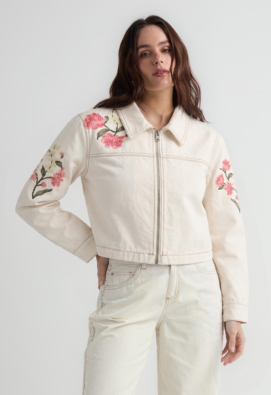 Chaqueta tono crudo estampada para mujer