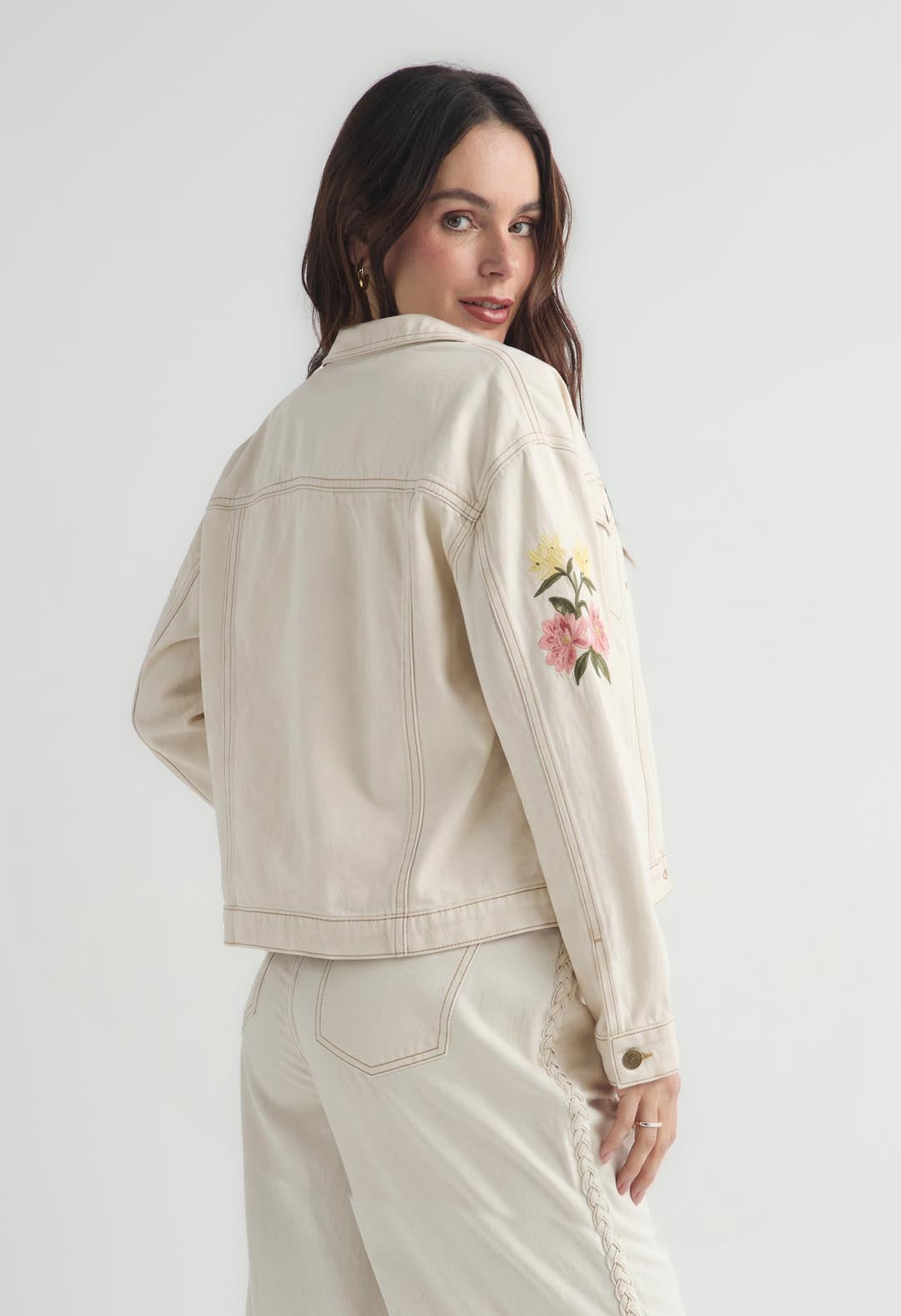 Chaqueta tono crudo estampada para mujer