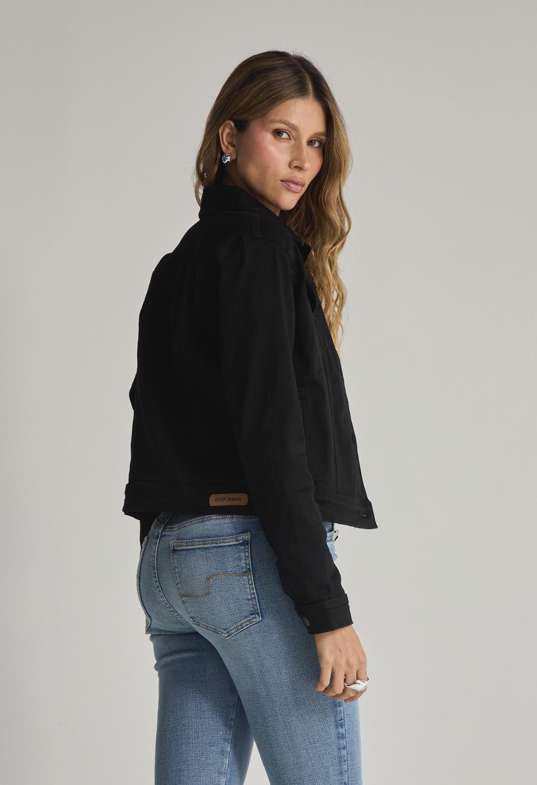 Chaqueta negra fondo entero para mujeres