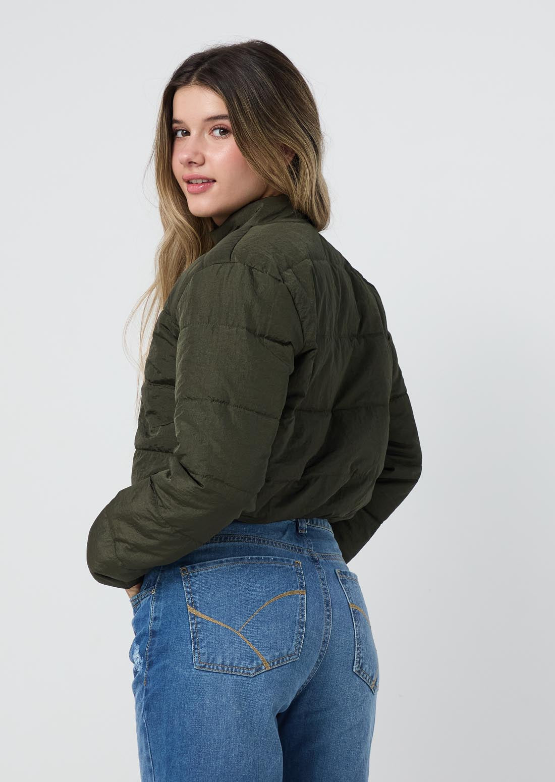 Chaqueta puffer verde crop para jóvenes