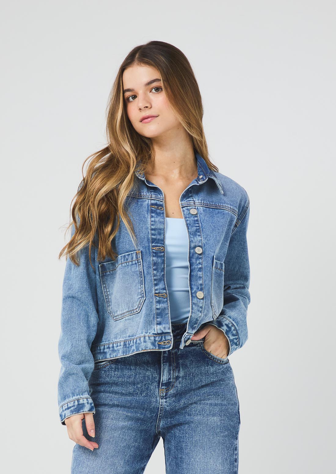 Chaqueta tono medio en denim para jóvenes