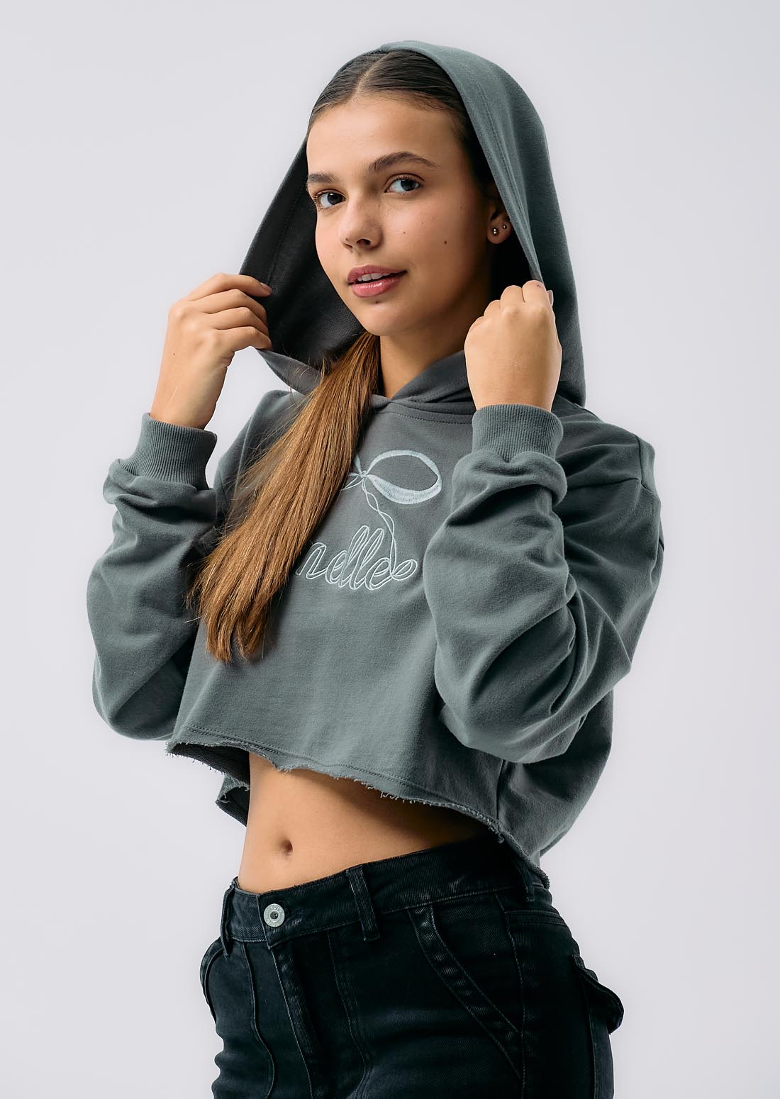 Chompa gris oscuro estampada para jóvenes