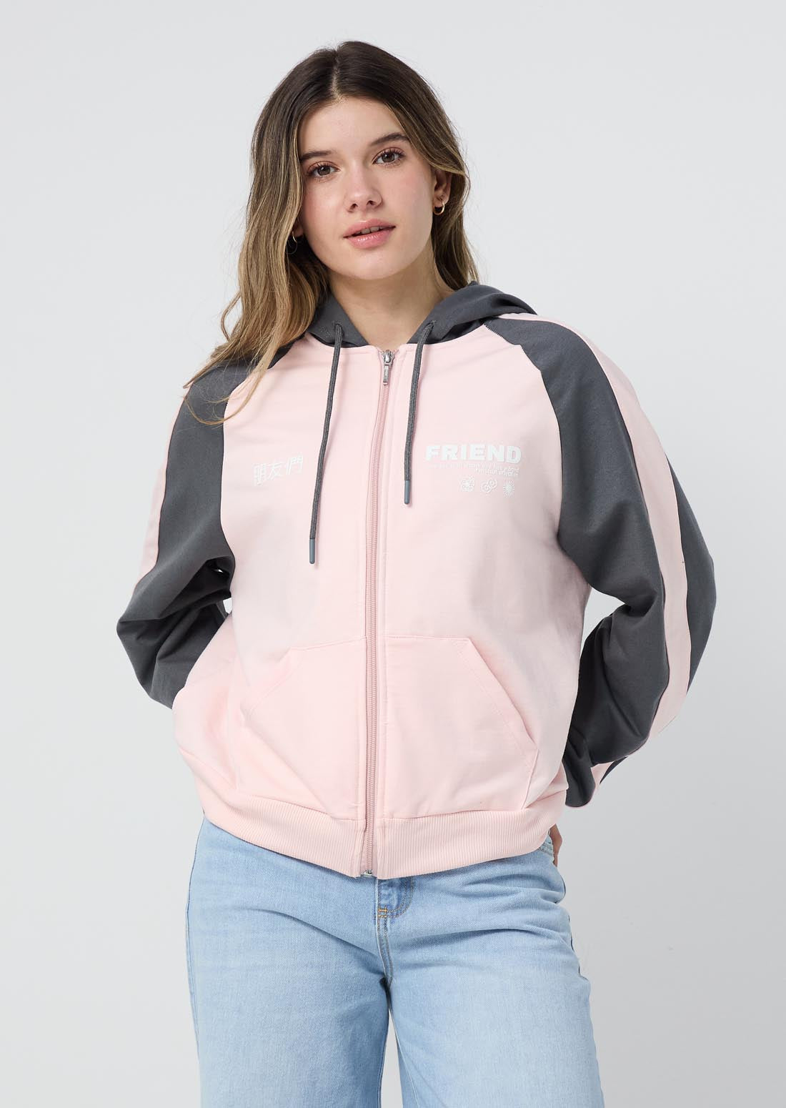 Chompa rosa pastel con piezas en contraste para jóvenes