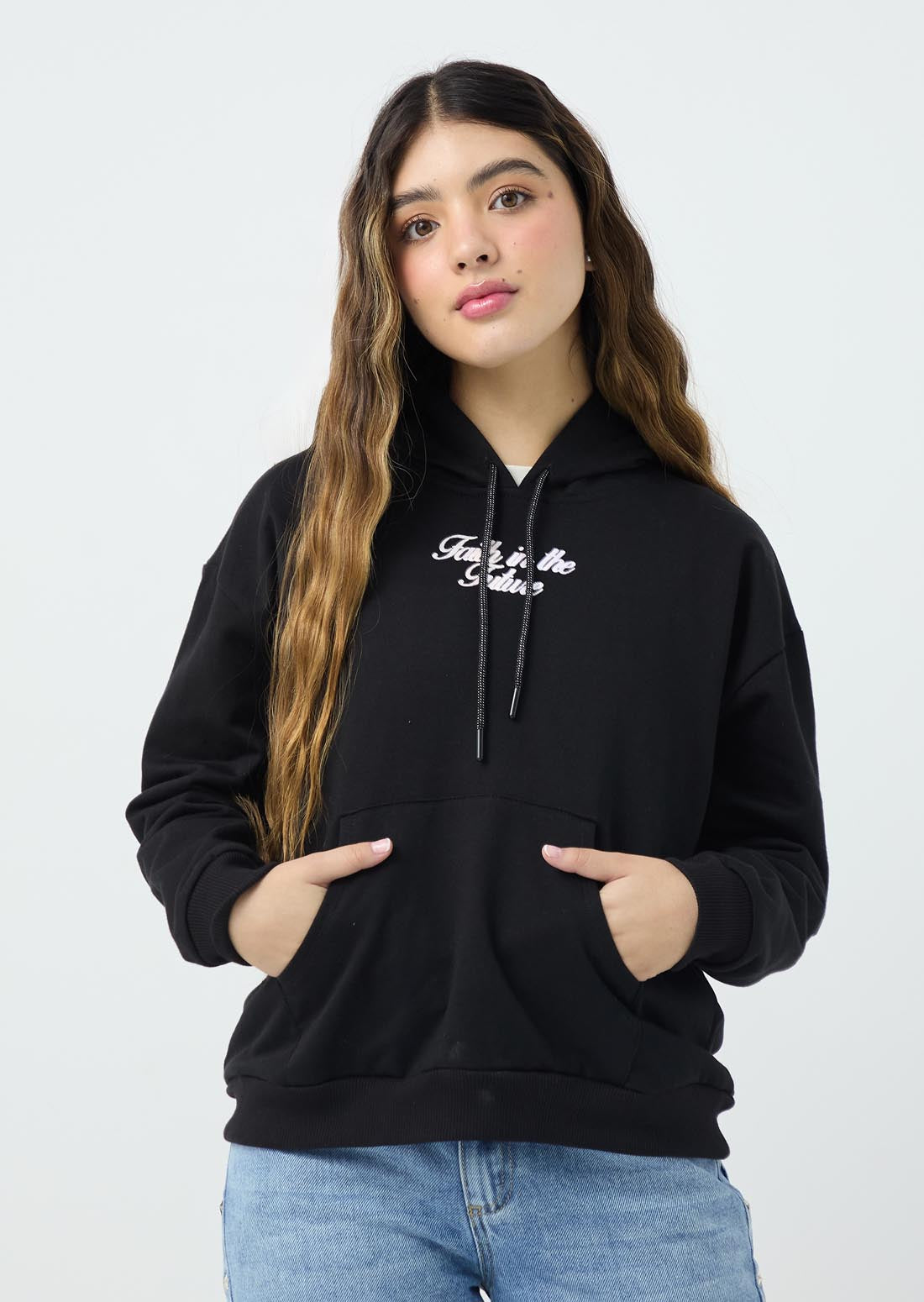 Chompa negra con estampado en frente y espalda para jóvenes