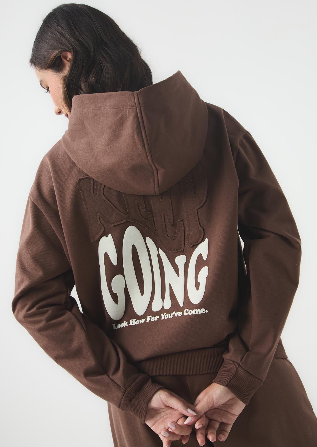 Chompa chocolate con estampado para jóvenes