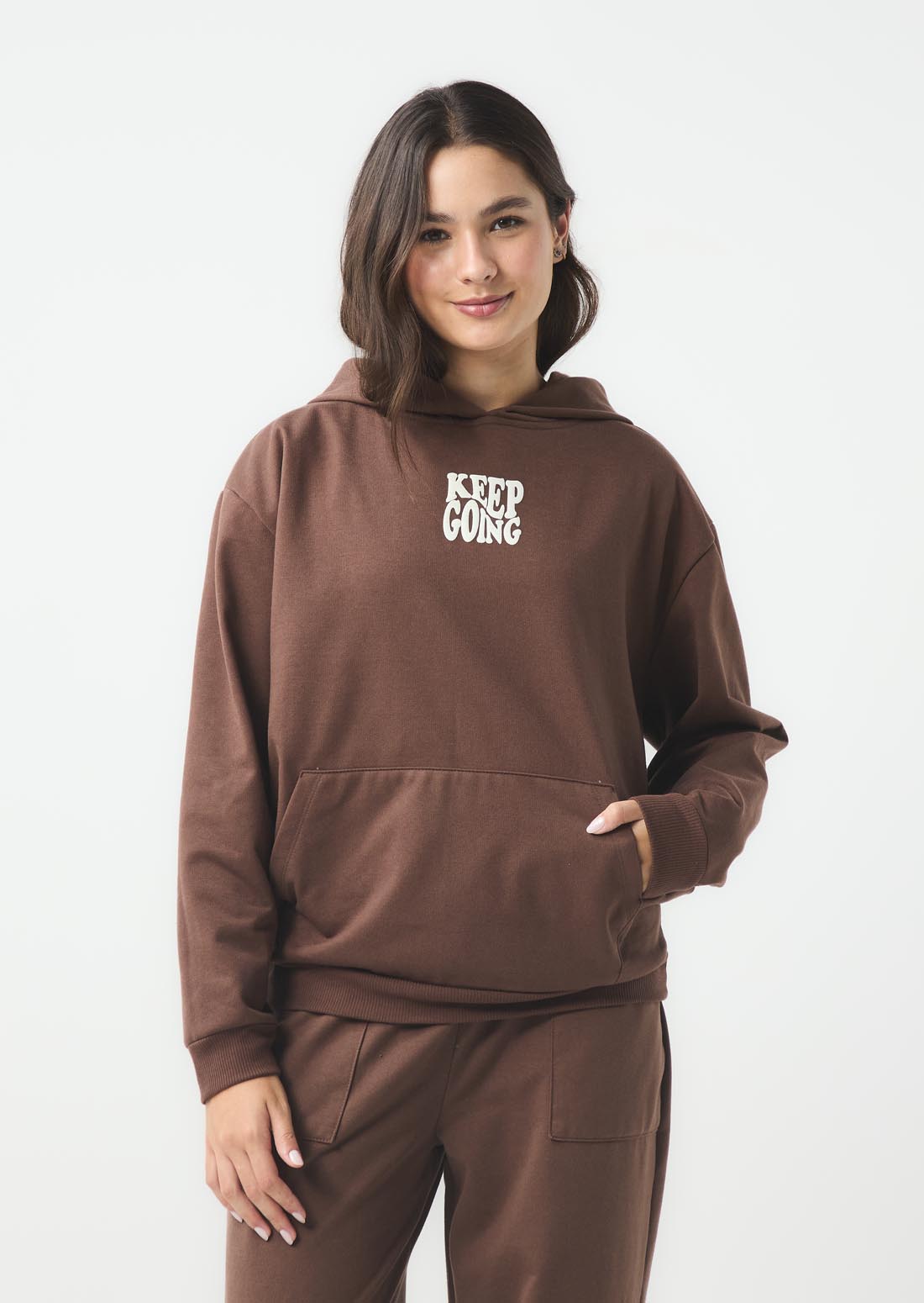 Chompa chocolate con estampado para jóvenes