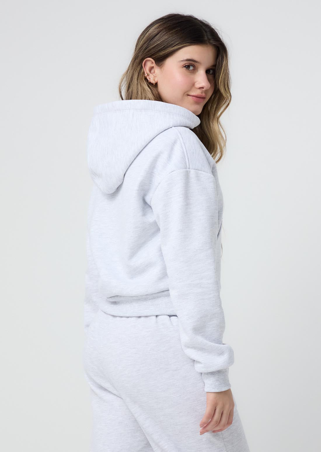 Chompa gris con cierre en frente para jóvenes