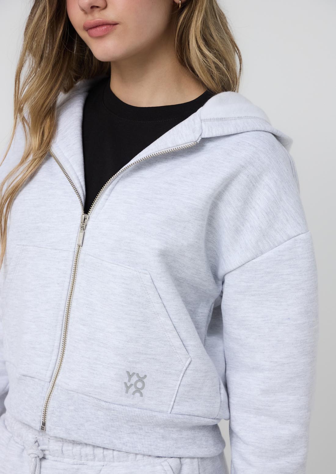 Chompa gris con cierre en frente para jóvenes