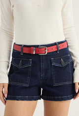 Cinturón rojo con pasador metálico