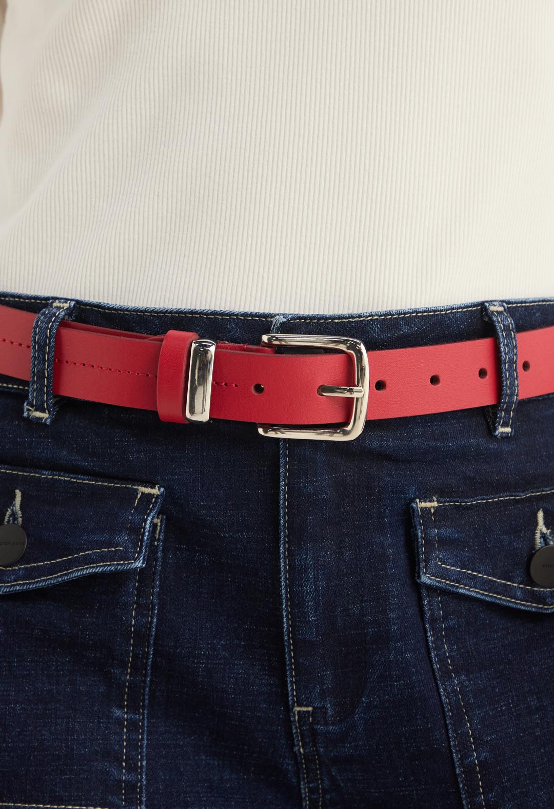 Cinturón rojo con pasador metálico