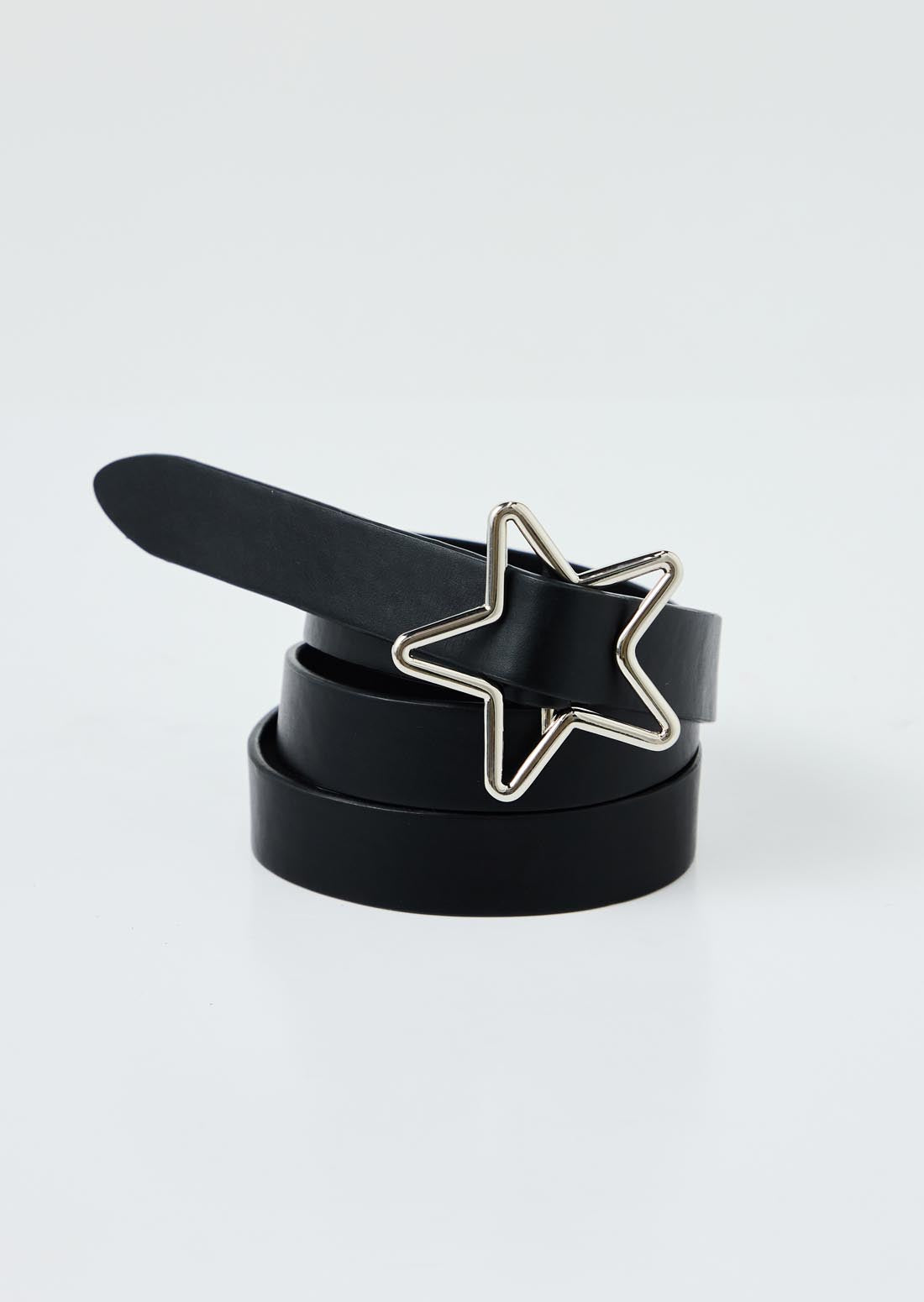 Correa negra con chapa en forma de estrella.