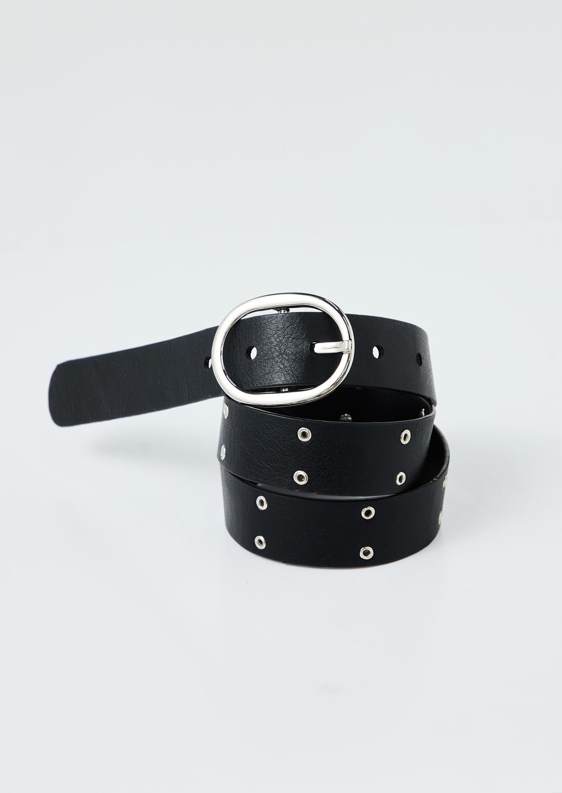 Correa negra con taches y hebilla ovalada
