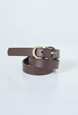 Cinturón café con hebilla alargada