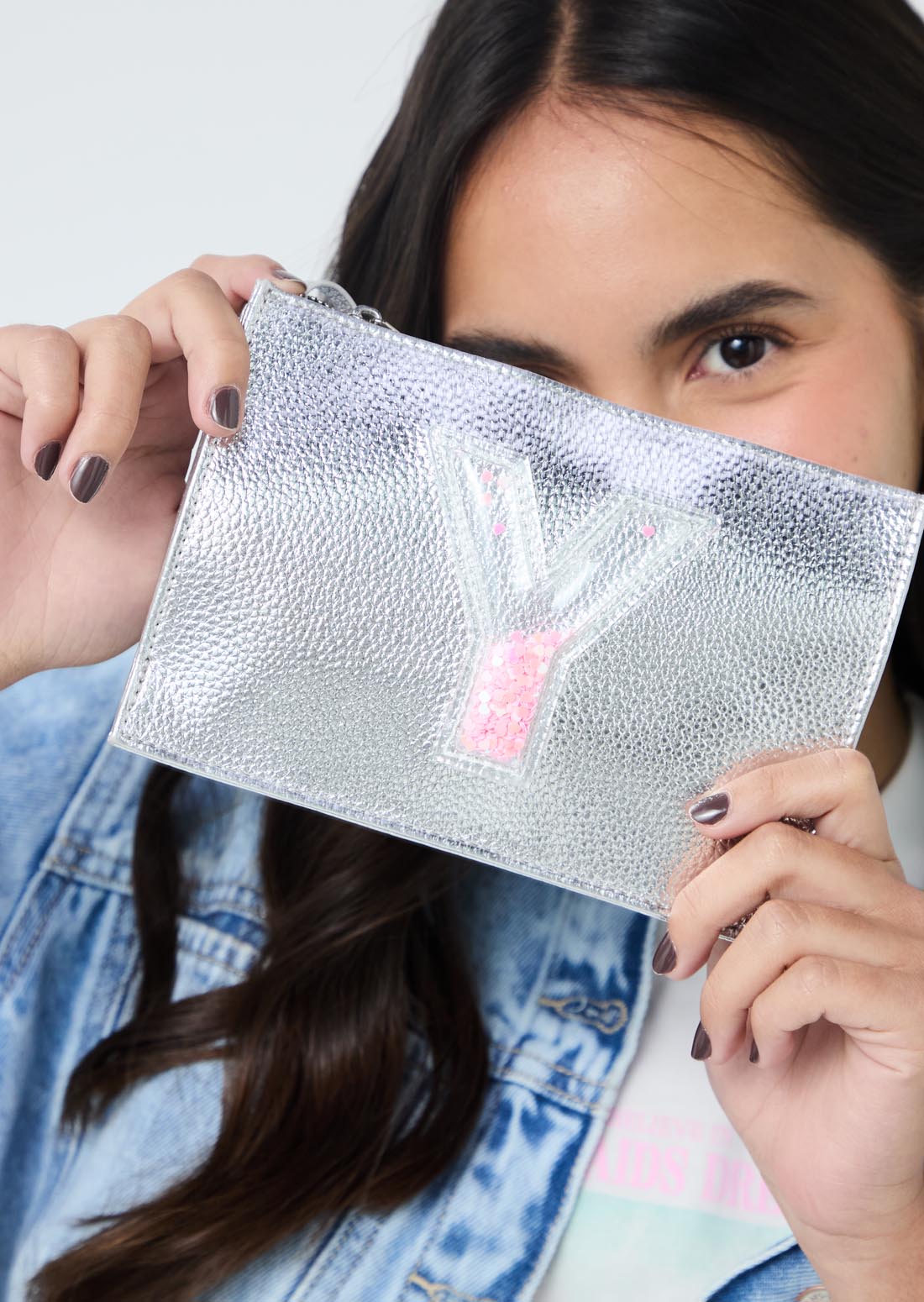 Cosmetiquera plateada con brillo