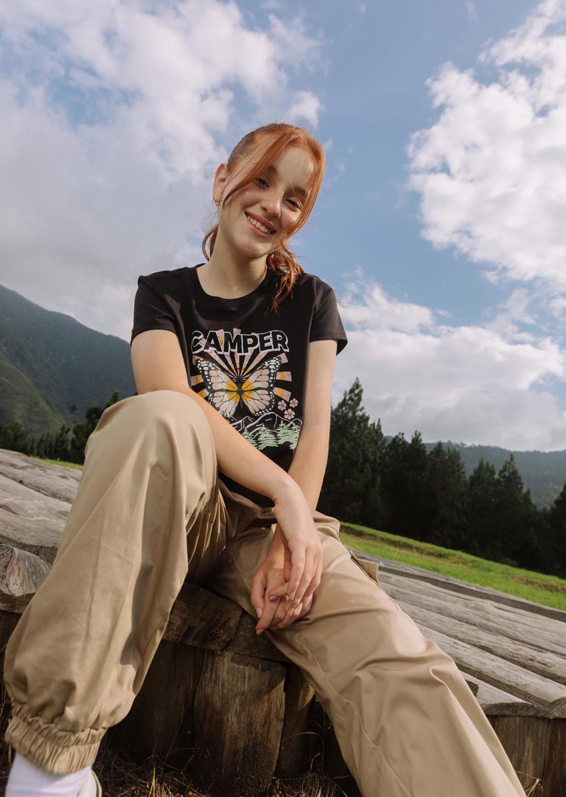 Camiseta negra estampada en frente para jóvenes