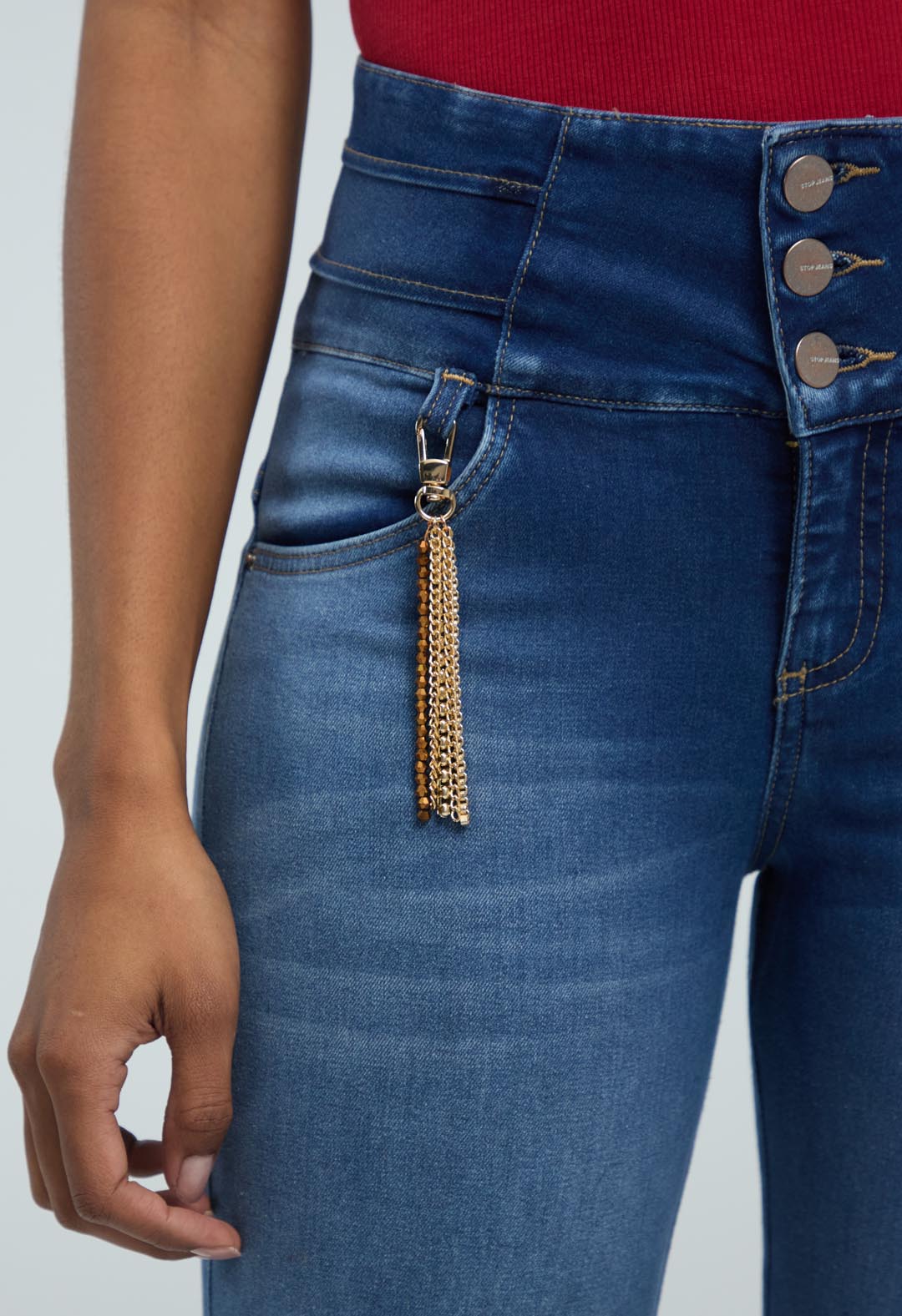 Jean escultor medio con accesorio para mujeres