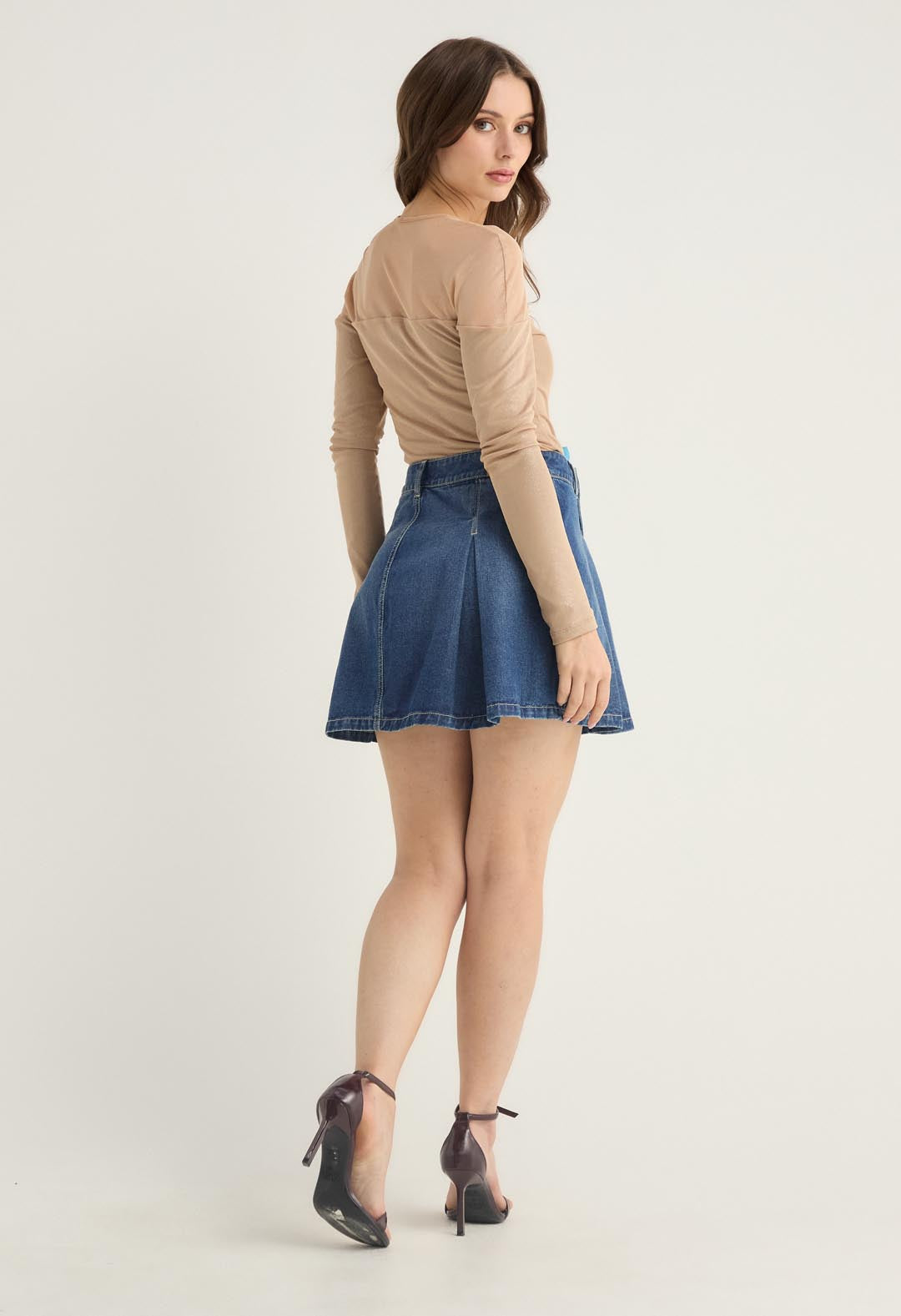 Falda corta oscura tableada para mujer